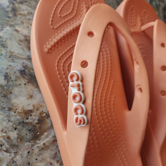Womens Crocs Sandles/Flip Flops. Size 8. Coral Color - Picture 2 of 6